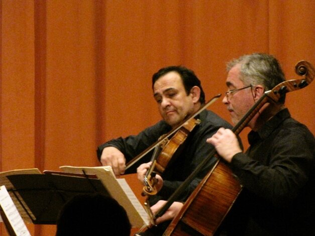 zľava Alexander Lakatoš (viola) a Ján Slávik (violončelo)